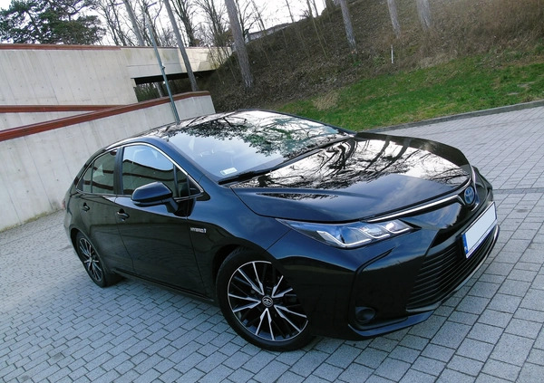 Toyota Corolla cena 76700 przebieg: 83000, rok produkcji 2019 z Chełmża małe 301